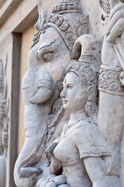 Tayland 'daki tapınağın duvarında Ganesha ve melek heykeli..