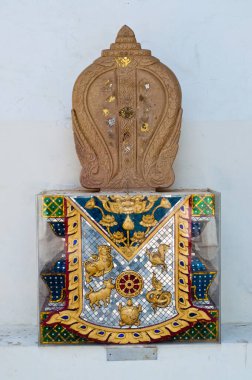 Kilisenin önündeki Budizm sembolü.