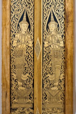 Tapınağın kapısı Thai sanatıyla dolu.