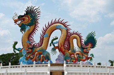 Nakhon Sawan bölgesindeki ejderha heykeli..