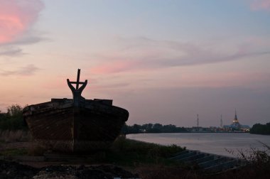 Bang Pakong nehri boyunca bir balıkçı teknesinin silueti.