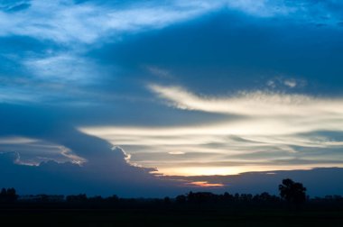 Akşamüstü Prachinburi, Tayland 'da gün batımı.