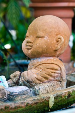 Tayland tapınağındaki küçük çaylak heykeli.