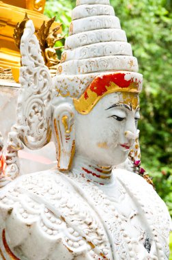 Nakhonnayok, Tayland 'da beyaz güzel Burma stili Buddha.