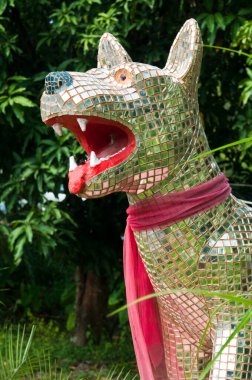Köpek kafası heykeli Tayland 'da tapınakta aynadan yapılmıştır..