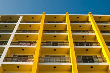 Sarı ve beyaz bina ve mavi gökyüzü, Tayland.