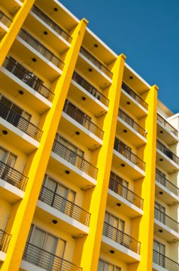 Sarı ve beyaz bina ve mavi gökyüzü, Tayland.