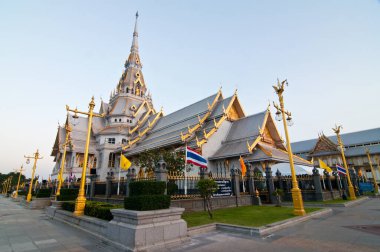 Tayland 'ın Chachoengsao eyaletinde akşam ışığında Sothorn Tapınağı.