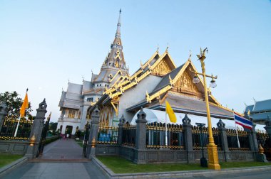 Tayland 'ın Chachoengsao eyaletinde akşam ışığında Sothorn Tapınağı.