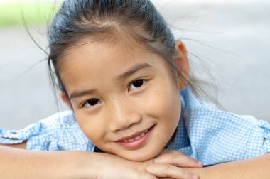 Tayland 'da küçük güzel bir Asyalı kızın portresi..