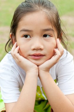 Beyaz tişörtlü güzel Asyalı kızın portresi, Tayland.