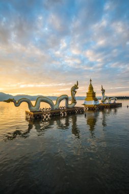 Beyaz Naga heykeli Kwan Phayao, Tayland 'da.