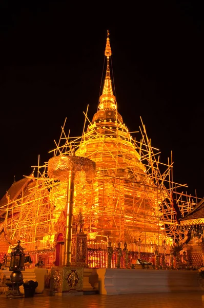 Gece sahnesi Phra Thart Doi Suthep, Chiengmai, Tayland.