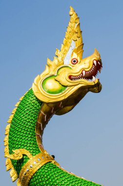 Mavi gökyüzünde yeşil Naga heykeli, Tayland