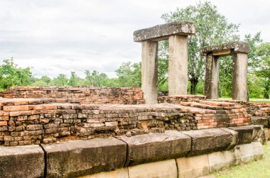 Antik Prasat Non Ku kalesinin manzarası, Tayland.