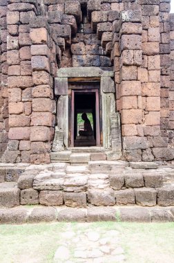 Phimai tarihi parkında antik tapınak, Tayland.