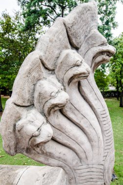 Tayland Phimai tarihi parkında Naga heykeli.