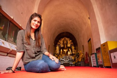 Tayland 'ın Chiang Mai ilindeki Wat Chet Yod' da Buda heykeli geçmişi olan Taylandlı kadın..