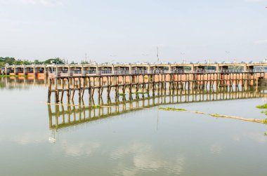 Chaopraya barajının manzarası, Tayland.