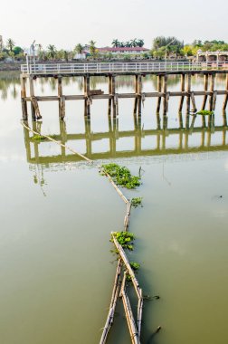 Tayland 'daki Chaopraya barajında küçük beton köprü.
