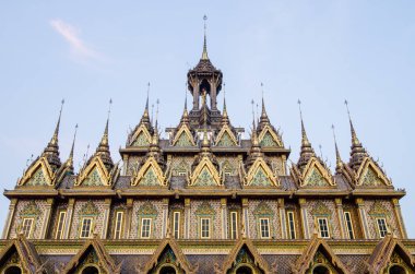 Tayland tarzı altın kale, U-thaithani bölgesi, Tayland.