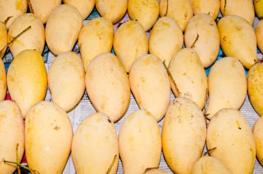 Tayland 'da pazar yerinde sarı mango..