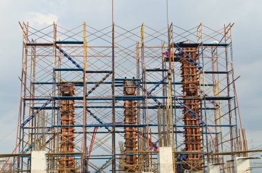 Tayland 'daki inşaat sahasında iskele ile ilgili köşe yazıları.