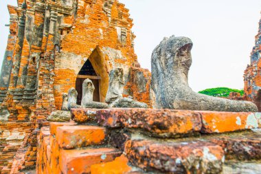 Eski Buda heykeli ve Tayland 'daki Chaiwathanaram Tapınağı' nda antik tapınak