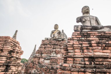 Eski Buda heykeli ve Tayland 'daki Chaiwathanaram Tapınağı' nda antik tapınak