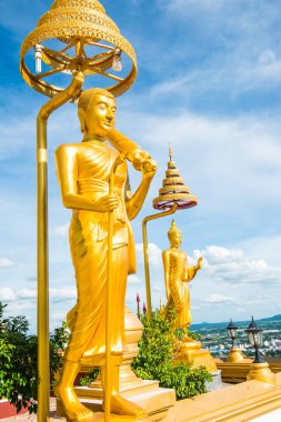Altın buddha heykeli mavi gökyüzü, Tayland ile
