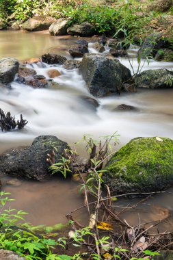 Nang Rong Şelalesi, Tayland 'da çok güzel su akıyor.