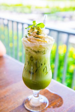 Krem şantili buzlu yeşil çay, Tayland.