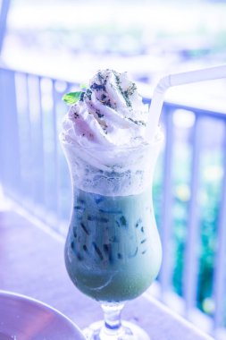 Krem şantili buzlu yeşil çay, Tayland.