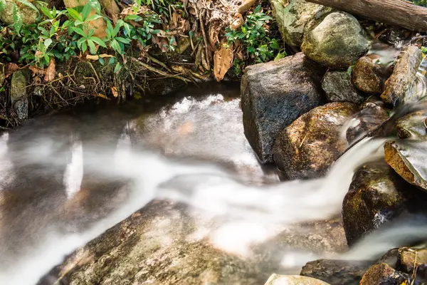 Tayland ulusal parkında akan güzel su