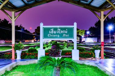 CHIANG MAI, THAILAND - 19 Ekim 2020: Chiang Mai Tren İstasyonu Akşam, Tayland.