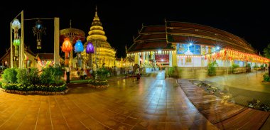 LAMPHUN, THAILAND - 28 Ekim 2020: Phra That Hariphunchai Pagoda ve Lanna Style Lantern, Lamphun Eyaleti.