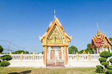 Tayland 'ın Chongkae tapınağında Tayland tarzı kapı.