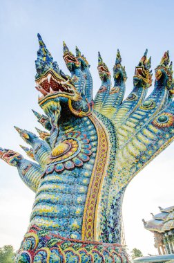 Mavi gökyüzü olan Naga heykeli, Tayland