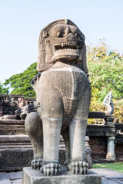 Tayland 'daki Phimai tarihi parkında kumdan yapılmış antik bir aslan heykeli.