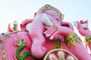 Tayland 'ın Chachoengsao ilindeki Saman Rattanaram Tapınağı' nda Beyaz Gök 'te Pembe Ganesha Heykeli