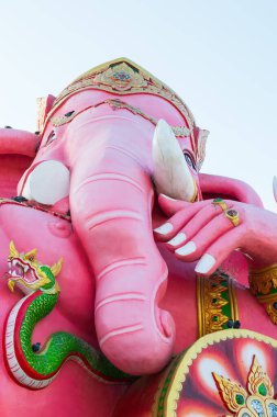 Tayland 'ın Chachoengsao ilindeki Saman Rattanaram Tapınağı' nda Beyaz Gök 'te Pembe Ganesha Heykeli