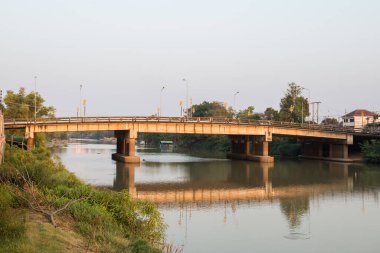 Tayland 'ın Prachin Buri bölgesindeki eski köprü.