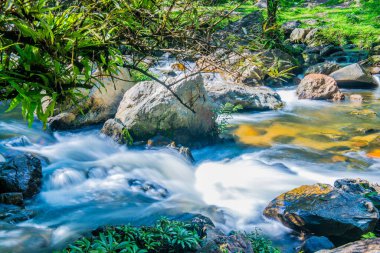Su Khlong Lan Şelalesinde akıyor, Tayland