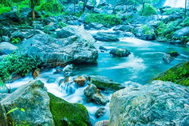 Tayland 'daki ulusal parktaki Klonglan şelalesinde su akıyor..