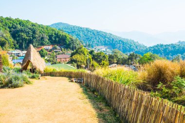 Tayland 'ın Chiangmai bölgesindeki Mon Jam tepesinde toprak yolu olan bambu çitleri..