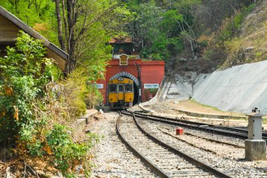 Doi Khuntan Milli Parkı, Tayland 'da treni olan antik bir tünel..