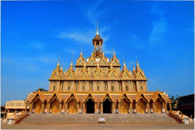 Tayland 'ın Uthai Thani bölgesindeki Wat Tha Sung' da mavi gökyüzü olan altın pagoda..