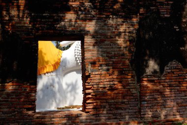 Ayutthaya ilinin Wat Yai Chaiyukhon ilçesinde Antik Yaslanan Buda Heykeli.