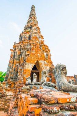 Eski Buda heykeli ve Tayland 'daki Chaiwathanaram Tapınağı' nda antik tapınak