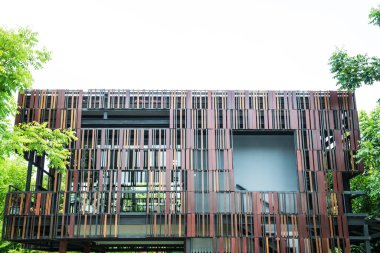 Tayland 'daki kamu parkında modern bina